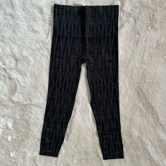 SPANX Look At Me Now Seamless Geometric Leggings Black and Gray cropped - Picture 8 of 10